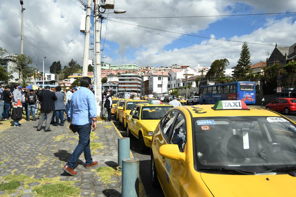 Pico y Placa afecta a taxistas de Quito quienes  piden salvoconductos y mayor control a vehículos informales.