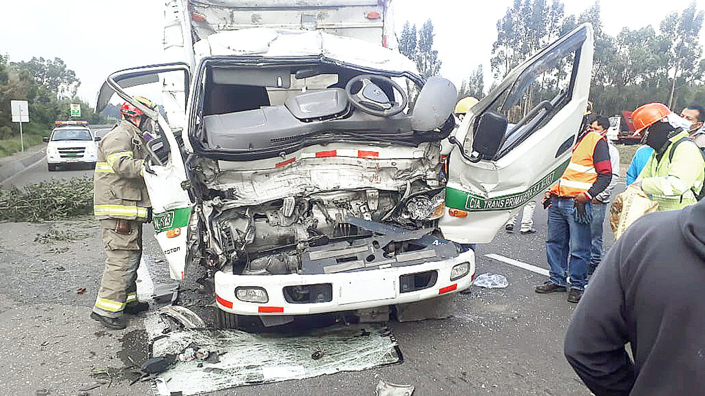 El choque entre un camión y un tanquero registrado en Cuenca.