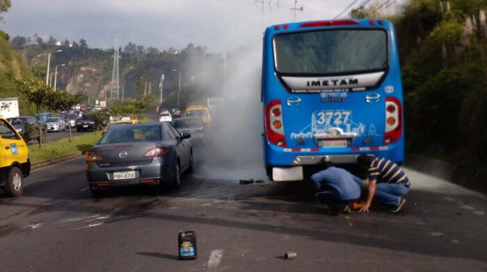 Vehículo se incendió en la av. Simón Bolívar, en Quito￼