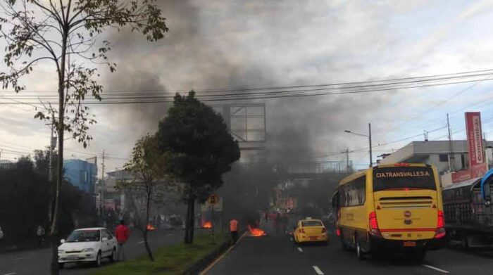 Manifestación de los maestros cierra el acceso al sur de Quito￼