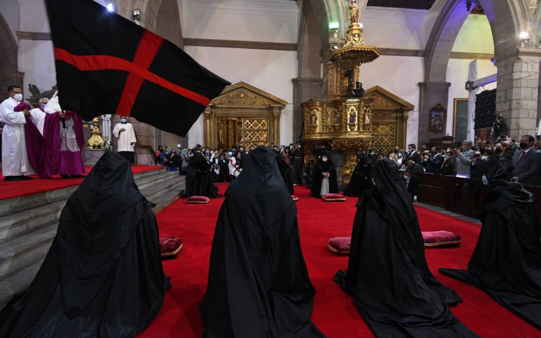 Arrastre de Caudas, una tradición de la Semana Santa que representa la liberación de pecados de la humanidad