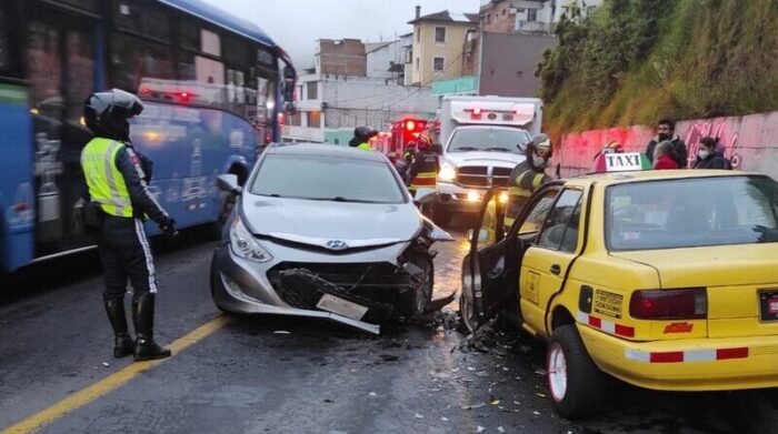 Accidente de tránsito y un incendio se registraron en Quito￼