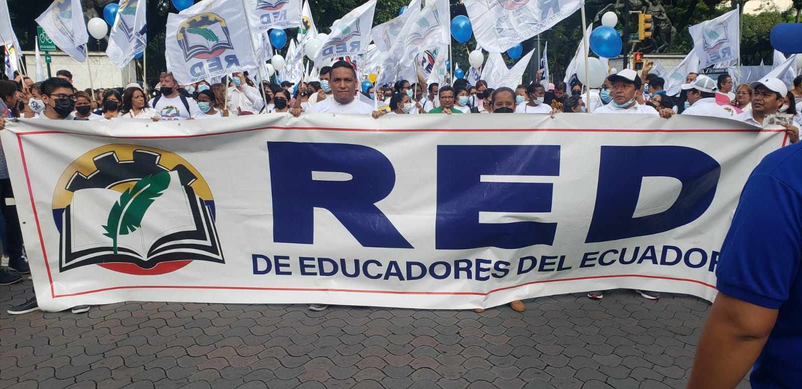 Por el día del Maestro, la Red de Educadores del Ecuador, marchó por las calles céntricas de Guayaquil.