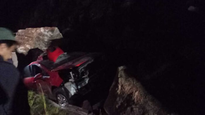 Vehículo fue impactado por grandes rocas en la vía Cuenca- Loja￼