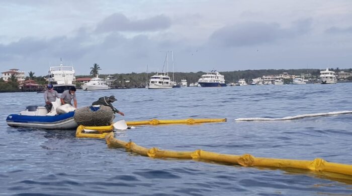 Petroecuador ayuda en la contención de naufragio de nave en Galápagos￼