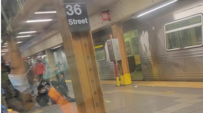 Cinco personas reciben dinero por atrapar a agresor del metro de Nueva York