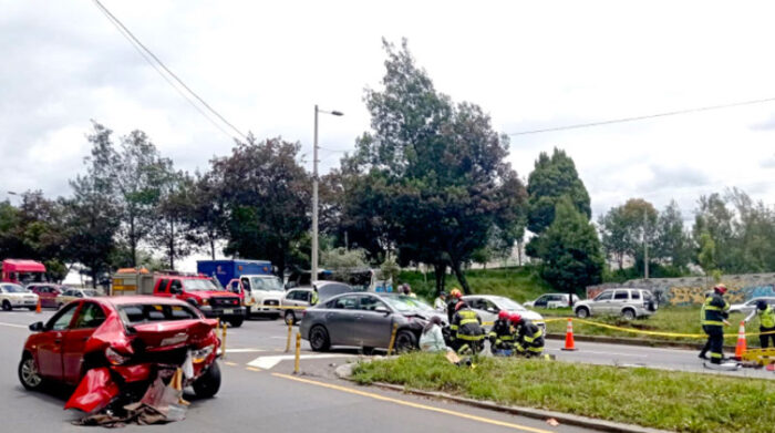 Siniestro en av. Simón Bolívar y autopista Rumiñahui deja dos heridos