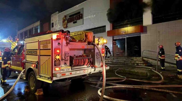 Incendio que se registró en el mercado Santa Clara perjudica a varios locales.￼