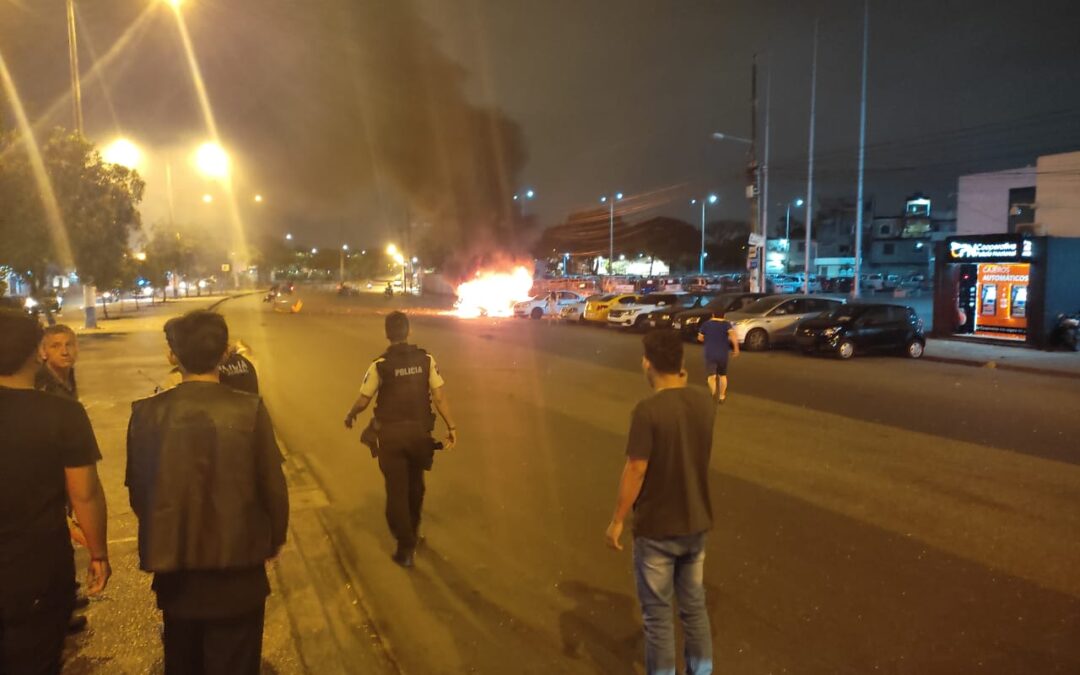 Carro bomba explotó fuera de UVC en Guayaquil.