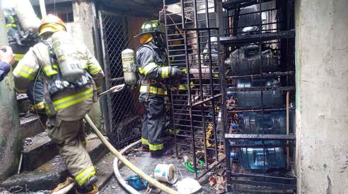 Cilindro de gas explota en incendio de una bodega en Quito