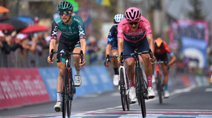 Carapaz defendió la maglia rosa en la etapa 16 del Giro