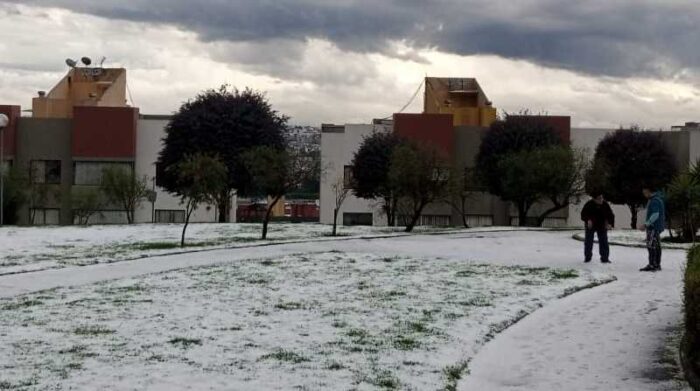 Imágenes de bolas de hielo que dejó granizada en Quito; lluvia causó incidentes￼