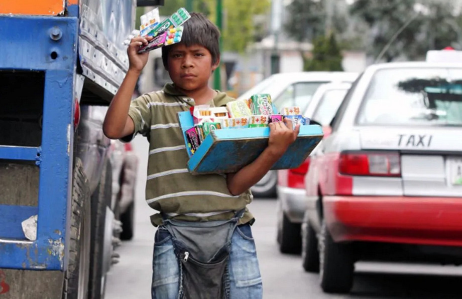 La Pandemia dejo crisis economia, y empujo a más niños a trabajar y estudiar.