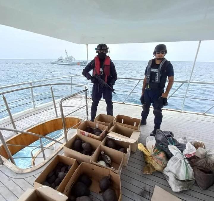 LA ARMADA DEL ECUADOR CAPTURÓ  DOS EMBARCACIONES, UNA DE ELLAS TRASLADABA DIEZ SACOS QUE CONTENÍAN  ESPECIES PROTEGIDAS DE GALÁPAGOS￼