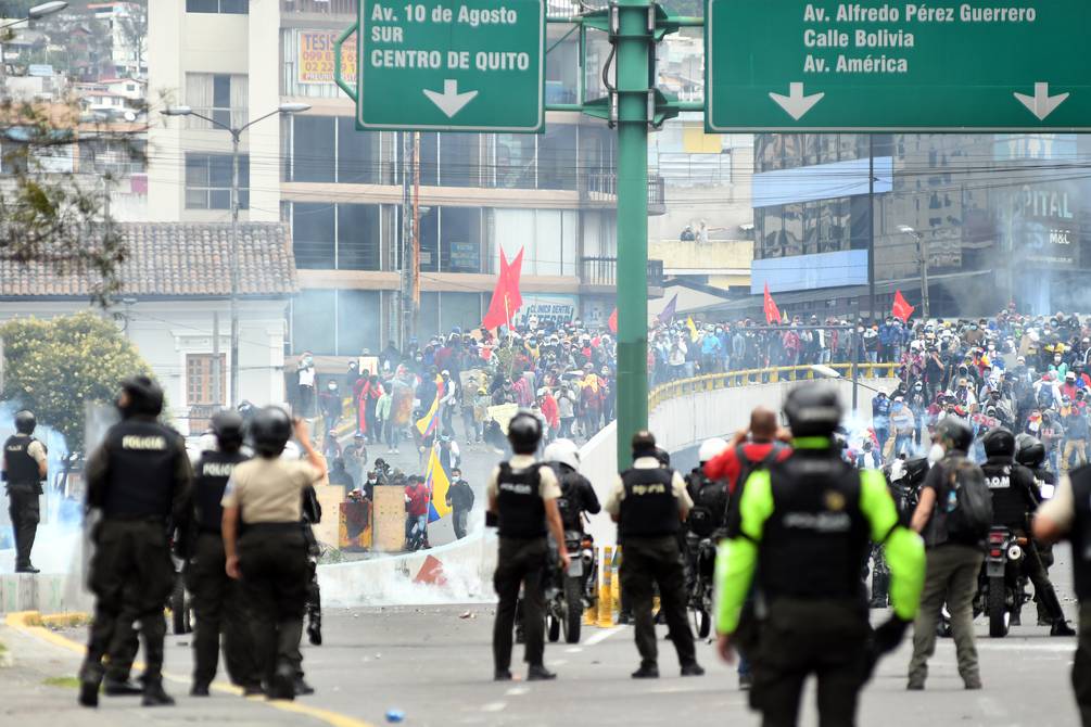 Enfrentamientos entre manifestantes y policías en la av. Patria