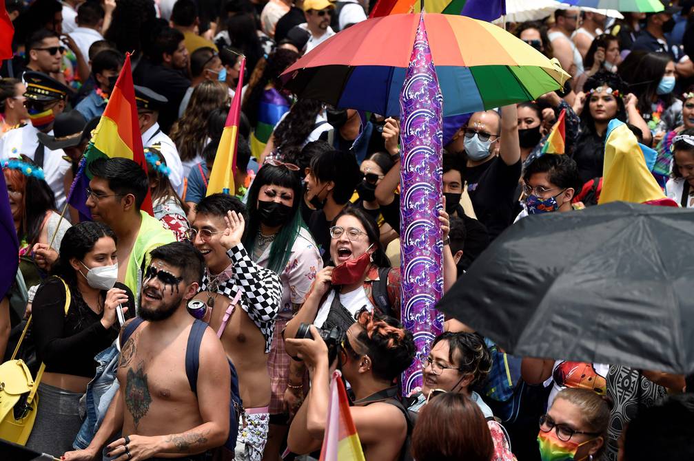 Miles desbordan las calles de Ciudad de México en marcha del Orgullo LGBTI+