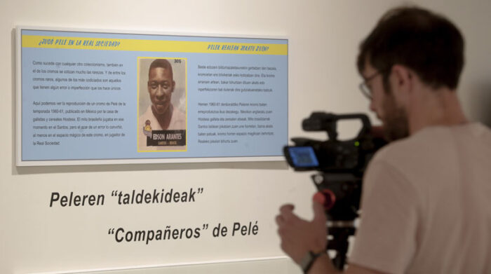 Un cotizado cromo de Pelé se exhibe en España