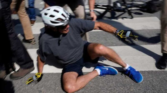 Presidente de EE.UU. se cae de la bicicleta durante un paseo por la playa