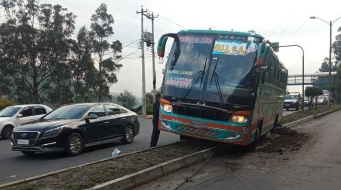 Accidente de tránsito congestiona avenida en el sector El Trébol.