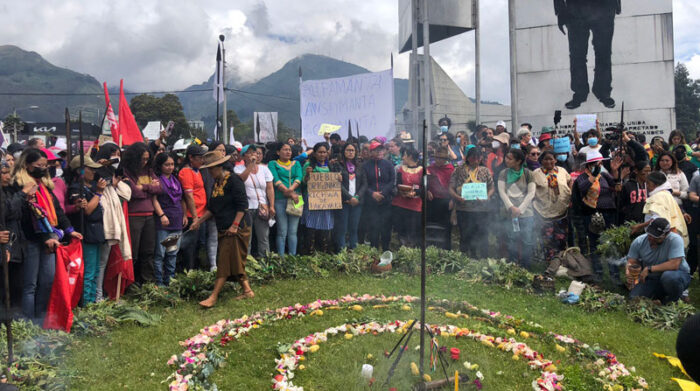 Mujeres de comunidades piden fin de la violencia.