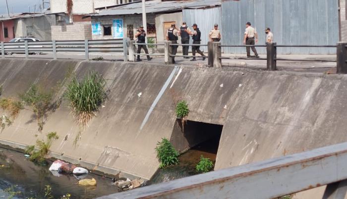 Un posible cadáver embalado fue hallado en una zanja