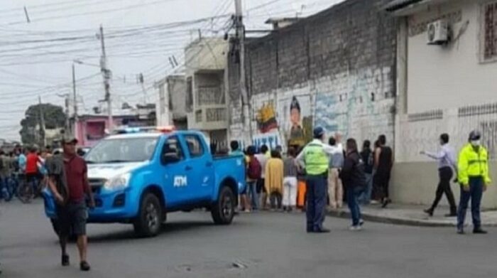 Conductor arrolla a asaltantes que le atacaron en Guayaquil