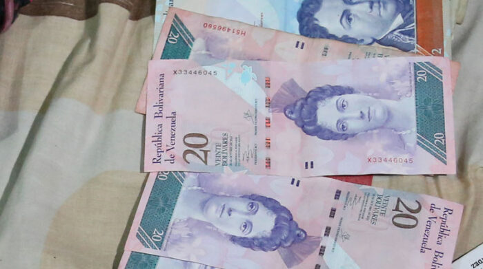 El bolívar se devalúa un 6% por el precio del dólar en Venezuela