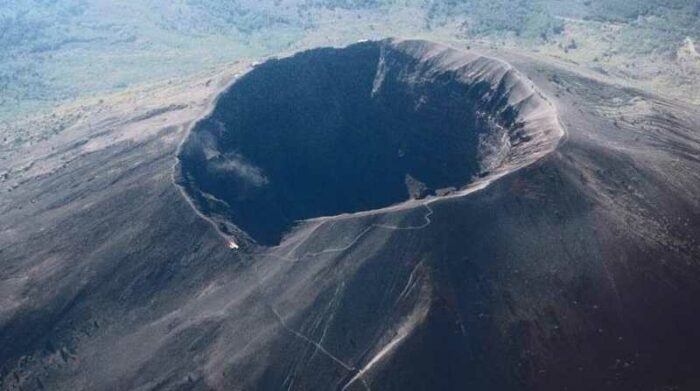 Turista estadounidense cae al cráter de un volcán en reposo al tomarse un selfie