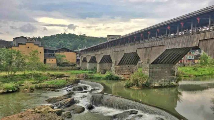 Un incendio destruye el puente de madera más largo de China