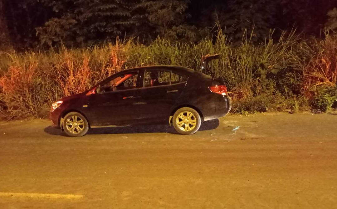 En la cajuela de un auto abandonado en plena vía se encontró el cadáver de un hombre.