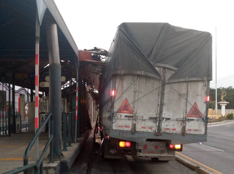 Invadió carril de la Metrovía y se fue llevando parte de estructura de parada