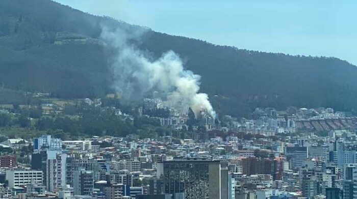 Incendio en sector La Mañosca, cercano a universidades, alerta en Quito