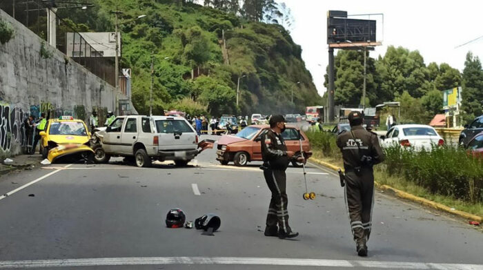 Siniestro múltiple de 2 autos, un taxi y una moto deja 6 heridos cerca de El Trébol