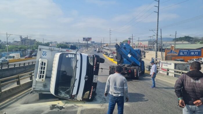 Furgón se volcó en la vía a Daule, al norte de Guayaquil