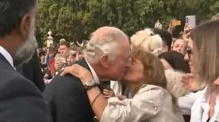 El rey Carlos III recibió un beso que rompió el protocolo real