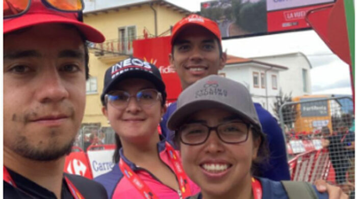 Cuatro amigos ecuatorianos siguen a Richard Carapaz en la Vuelta a España