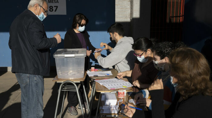 Chile abre centros de votación para plebiscito sobre nueva Constitución