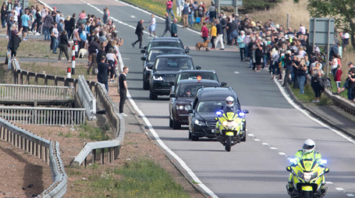 Miles de personas despiden a Isabel II en el cortejo fúnebre