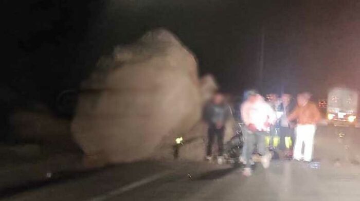 Motociclista muere al chocar con una roca, en Azuay