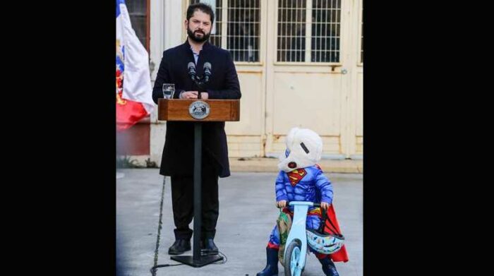 Niño roba la atención durante el discurso del presidente de Chile.