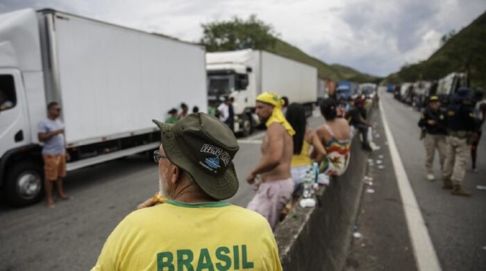 Camioneros afines a Jair Bolsonaro bloquean varias carreteras de Brasil