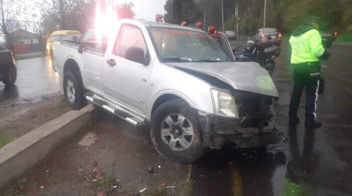 Bus y dos vehículos particulares se impactan en Quito