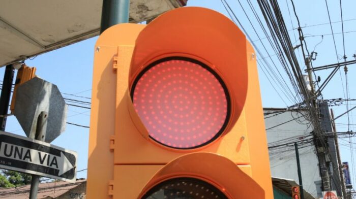 Semáforos marcarán luz rosa por el cáncer de mama en Durán.￼