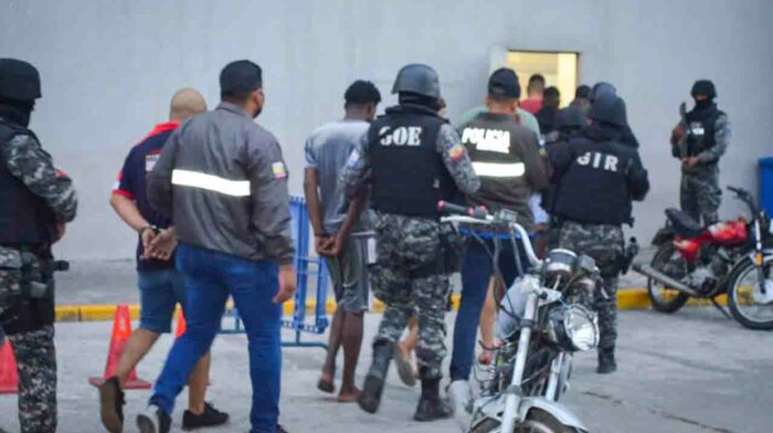 Policía detiene a 13 presuntos implicados en atentado contra UPC en Guayaquil