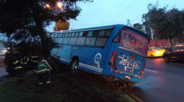 Un bus y un vehículo perdieron pista durante la madrugada, en Quito