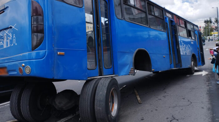 Bus se desarmó tras accidente de tránsito en Quito.