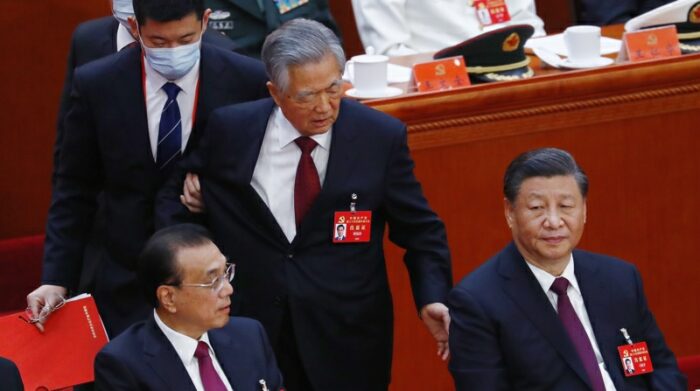 Expresidente Hu Jintao, escoltado fuera del congreso chino en aparente purga