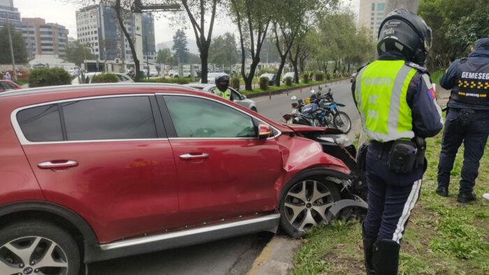 Choque de vehículo provoca cierre de carril en la avenida Amazonas