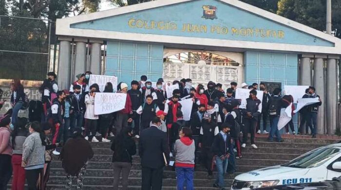 Padres reportan  robos y uso de armas blanca en colegio al sur de Quito.