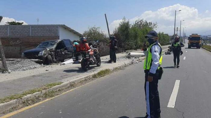 En Quito un choque en la Ruta Viva deja destruido un poste de luz.